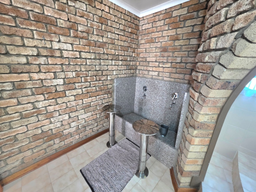 5 Bedroom Property for Sale in La Provance Free State